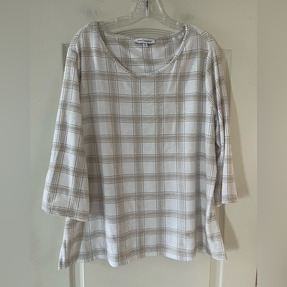 Emily Daniels Texturized White Blouse with Light Tan Pattern Women’s Size XL